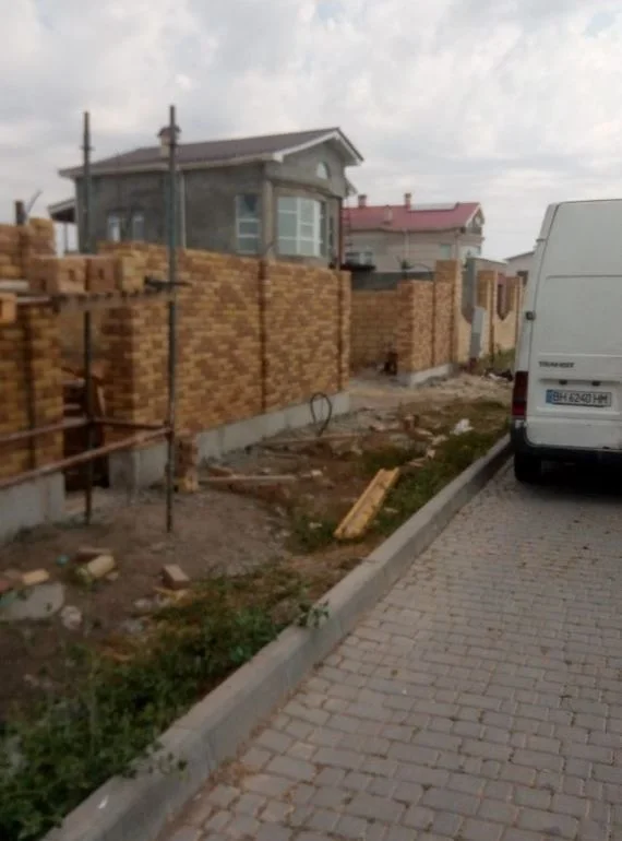 Процес будівництва цегляної огорожі Київський Будівельник